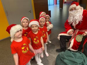 Haraka tantsijad jõuluvanaga 12.12 Lindakivis